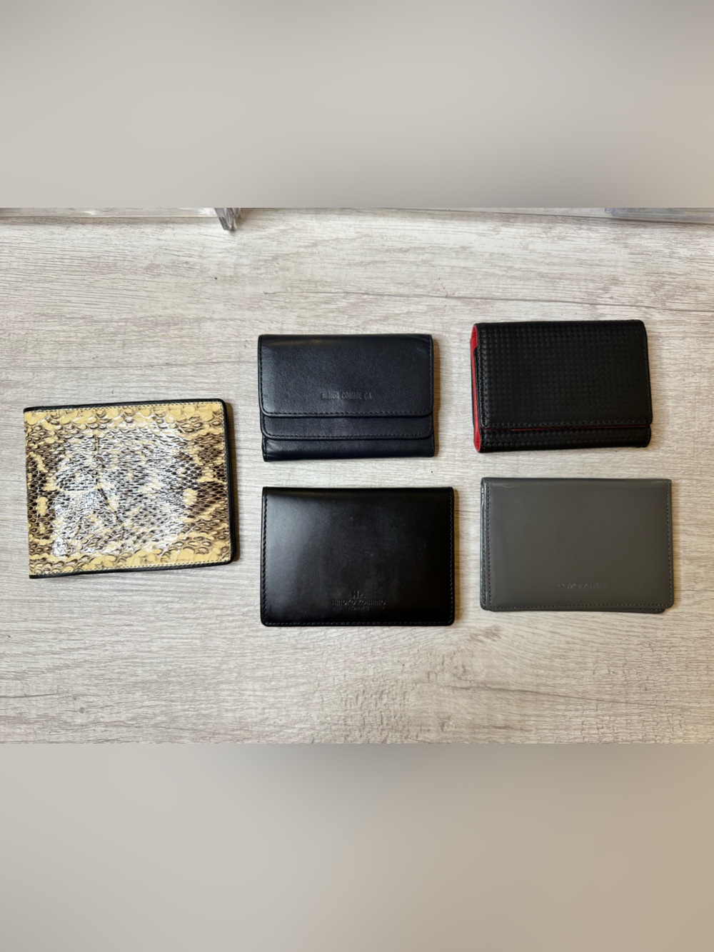 Unbranded or low tier branded wallets. Set of 5